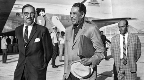 Duke Ellington llega a Kabul (Afganistán). 1963. (imagen extraída de: http://blogs.elpais.com/planeta-manrique/2012/12/aventuras-del-duque-por-oriente.html)