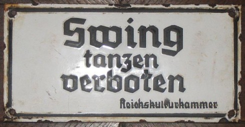 Cartel "Swing tanzen verboten" (Prohibido bailar Swing) colocado en bares en tiempos de la Alemania nazi (imagen extraída de: http://xwieraus.blogsport.de/2010/06/01/swing-tanzen-verboten-faites-votre-jeu-01-06-2010/)